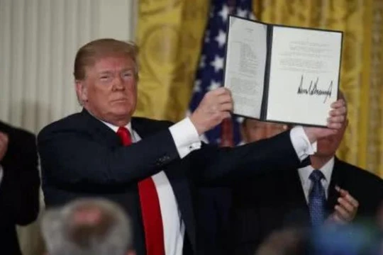 Tổng thống Mỹ Donald Trump ký sắc lệnh thành lập lực lượng vũ trụ. Ảnh: Cankao.