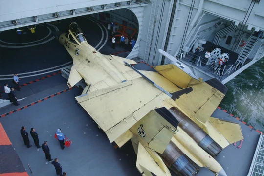 Tiêm kích J-15 trên tàu sân bay Liêu Ninh của Trung Quốc.