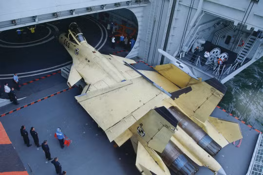 Tiêm kích J-15 trên tàu sân bay Liêu Ninh của Trung Quốc.