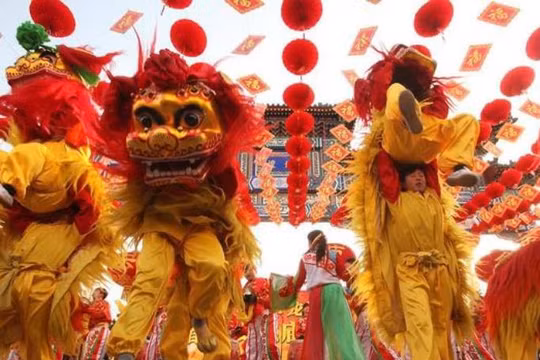 Múa sư tử trong Tết Nguyên Đán ở Trung Quốc. Ảnh: Jianshu.