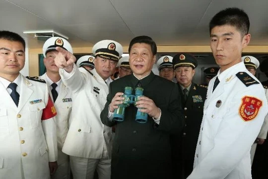 Tháng 12/2012, Chủ tịch Trung Quốc Tập Cận Bình thị sát Hạm đội Nam Hải. Ảnh: Sohu/Xinhuanet.