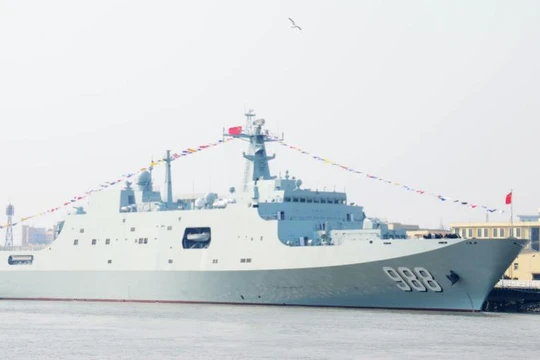 Tàu đổ bộ cỡ lớn Nghi Mông Sơn số hiệu 988 Type 071A của Hạm đội Đông Hải, Hải quân Trung Quốc. Ảnh: Sina.