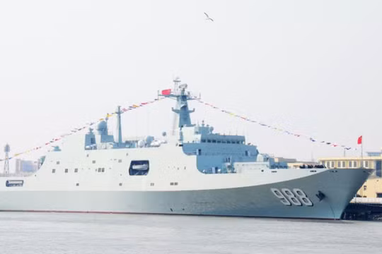 Tàu đổ bộ cỡ lớn Nghi Mông Sơn số hiệu 988 Type 071A của Hạm đội Đông Hải, Hải quân Trung Quốc. Ảnh: Sina.