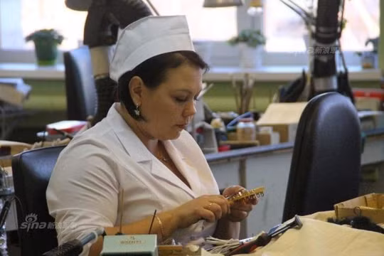 Tại nhà máy sản xuất hệ thống tên lửa phòng không tiên tiến S-400 Nga. Ảnh: Sina