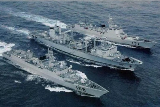 Tàu tiếp tế Vi Sơn Hồ số hiệu 887 Type 903 đang tiến hành tiếp tế cho 2 tàu khu trục của Hạm đội Nam Hải, hải quân Trung Quốc. Ảnh: Sina.