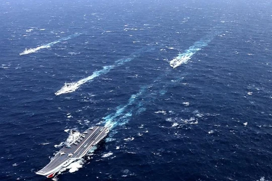 Biên đội tàu sân bay Liêu Ninh, hải quân Trung Quốc trên Biển Đông. Ảnh: Dwnews.