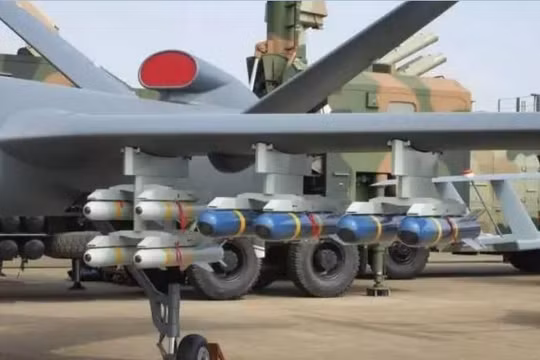 Tên lửa AR-1 màu xanh và tên lửa AR-2 màu trắng của Trung Quốc. Ảnh: IFeng.