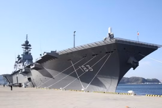 Tàu sân bay trực thăng Izumo tại căn cứ Yokosuka, Nhật Bản. Ảnh: Cankao