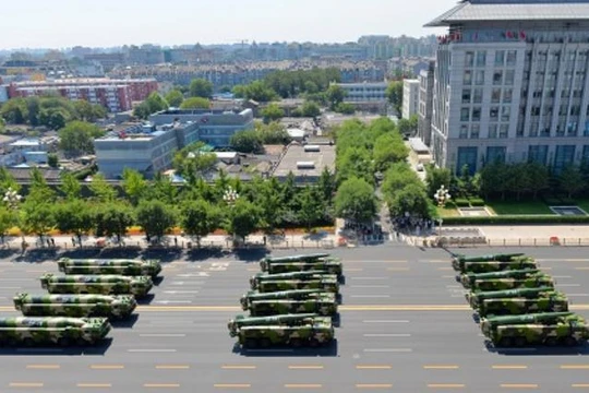 Tên lửa đạn đạo Đông Phong-15B và Đông Phong-16 Trung Quốc tại Lễ duyệt binh ngày 3 tháng 9 năm 2015 ở Bắc Kinh. Ảnh: Cankao