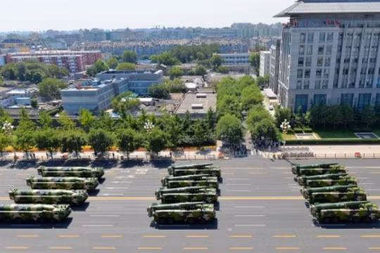 Tên lửa đạn đạo Đông Phong-15B và Đông Phong-16 Trung Quốc tại Lễ duyệt binh ngày 3 tháng 9 năm 2015 ở Bắc Kinh. Ảnh: Cankao