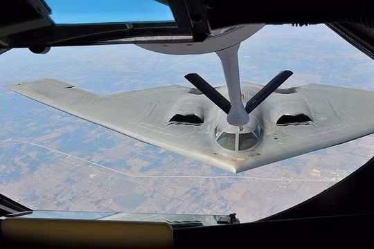 Máy bay tiếp dầu KC-135 Stratotanker tiếp dầu cho máy bay ném bom chiến lược tàng hình B-2 Spirit. Ảnh: Popular Science.