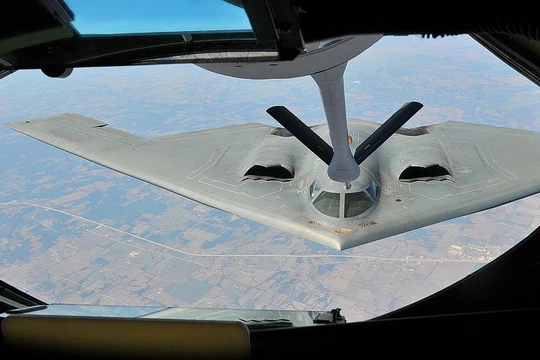 Máy bay tiếp dầu KC-135 Stratotanker tiếp dầu cho máy bay ném bom chiến lược tàng hình B-2 Spirit. Ảnh: Popular Science.