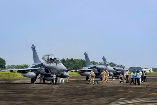 Ba máy bay chiến đấu Rafale Pháp thăm Việt Nam. Ảnh: Haiwainet.