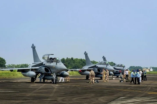 Ba máy bay chiến đấu Rafale Pháp thăm Việt Nam. Ảnh: Haiwainet.