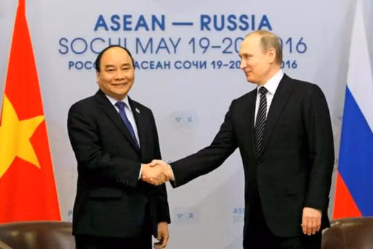 Chiều 19/5/2016, tại thành phố Sochi, Nga, Thủ tướng Việt Nam Nguyễn Xuân Phúc hội kiến với Tổng thống Nga Vladimir Putin. Ảnh: Nikkei.