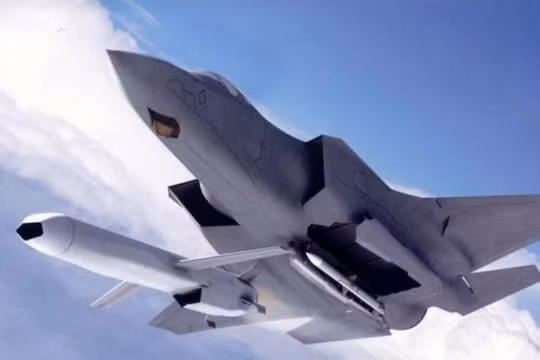 Hình ảnh tưởng tượng về máy bay chiến đấu tàng hình F-35 phóng tên lửa chống hạm tàng hình JSM. Ảnh: Cankao.