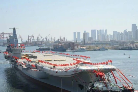 Ngày 26/4/2017, Trung Quốc hạ thủy tàu sân bay tự chế đầu tiên Type 001A. Ảnh: Cankao.