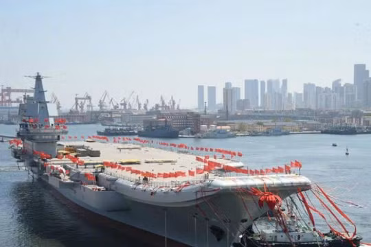 Ngày 26/4/2017, Trung Quốc hạ thủy tàu sân bay tự chế đầu tiên Type 001A. Ảnh: Cankao.