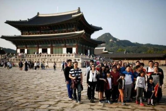 Du khách Trung Quốc tại cung điện Gyeongbok, Hàn Quốc vào tháng 10/2016. Ảnh: Sina