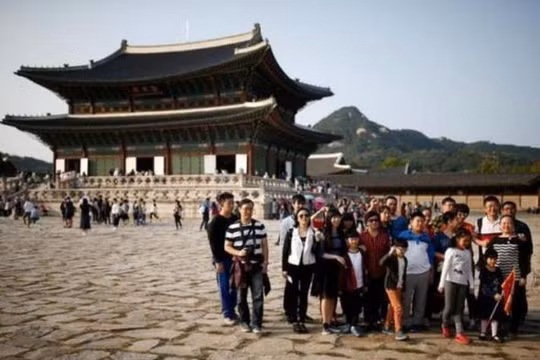 Du khách Trung Quốc tại cung điện Gyeongbok, Hàn Quốc vào tháng 10/2016. Ảnh: Sina