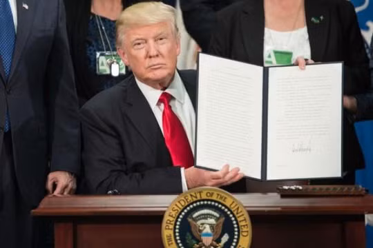 Tân Tổng thống Mỹ Donald Trump vừa ký nhiều sắc lệnh mới. Ảnh: The Independent