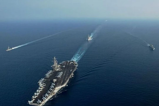 Tàu sân bay USS Theodore Roosevelt của hải quân Mỹ và tàu chiến hải quân Singapore trên Biển Đông. Ảnh: Naval Today.