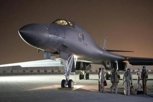 Máy bay ném bom B-1B của quân đội Mỹ tham gia cuộc tấn công tên lửa đối với Syria ngày 13/4/2018. Ảnh: Sina.