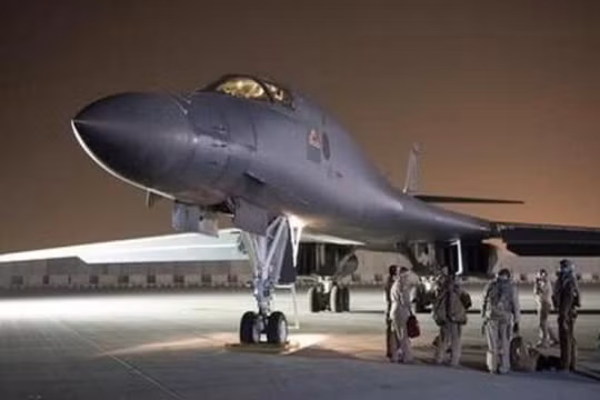 Máy bay ném bom B-1B của quân đội Mỹ tham gia cuộc tấn công tên lửa đối với Syria ngày 13/4/2018. Ảnh: Sina.