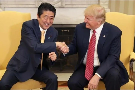 Ngày 10/2/2017, Thủ tướng Shinzo Abe hội đàm với Tổng thống Mỹ Donald Trump. Ảnh: The Telegraph