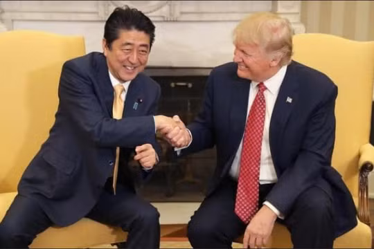 Ngày 10/2/2017, Thủ tướng Shinzo Abe hội đàm với Tổng thống Mỹ Donald Trump. Ảnh: The Telegraph