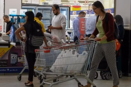 Người dân đi mua thức ăn ở Thủ đô Qatar ngày 6/6/2017. Ảnh: Tân Hoa xã