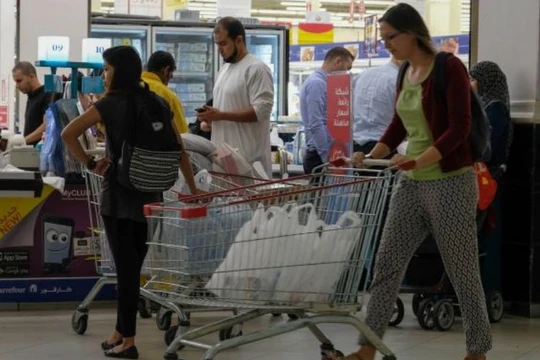 Người dân đi mua thức ăn ở Thủ đô Qatar ngày 6/6/2017. Ảnh: Tân Hoa xã
