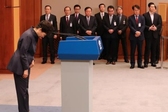 Ngày 25/10/2016, Tổng thống Hàn Quốc, bà Park Geun-hye bày tỏ xin lỗi người dân Hàn Quốc về vụ bê bối "thân tín can thiệp triều chính". Ảnh: Cankao