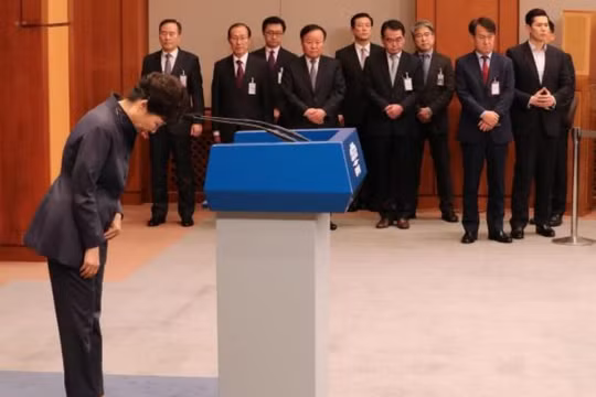 Ngày 25/10/2016, Tổng thống Hàn Quốc, bà Park Geun-hye bày tỏ xin lỗi người dân Hàn Quốc về vụ bê bối "thân tín can thiệp triều chính". Ảnh: Cankao