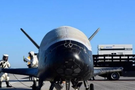 Máy bay không gian không người lái X-37B hạ cánh ở Trung tâm hàng không vũ trụ Kennedy, Cơ quan hàng không vũ trụ Mỹ. Ảnh: Reuters