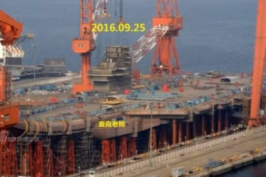 Hình ảnh về tiến triển chế tạo tàu sân bay nội đầu tiên của Trung Quốc do cộng đồng mạng cung cấp. Ảnh: Cankao