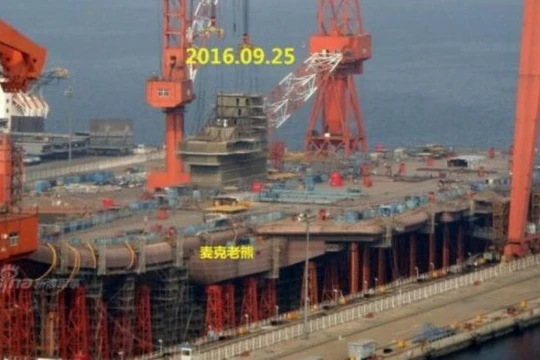 Hình ảnh về tiến triển chế tạo tàu sân bay nội đầu tiên của Trung Quốc do cộng đồng mạng cung cấp. Ảnh: Cankao