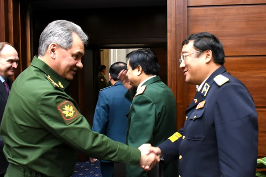 Chuẩn đô đốc Phạm Hoài Nam-Tư lệnh Hải quân Việt Nam trước cuộc hội đàm với Bộ trưởng quốc phòng Nga Sergei Shoigu trong một dịp gặp mặt (ảnh tư liệu, Hải quân Việt Nam)