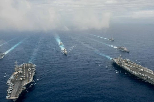 Hạm đội 2 tàu sân bay động cơ hạt nhân USS John C. Stennis và USS Ronald Reagan Hải quân Mỹ trên Biển Đông ngày 18/6/2016. Ảnh: Thời báo Hoàn Cầu, Trung Quốc.