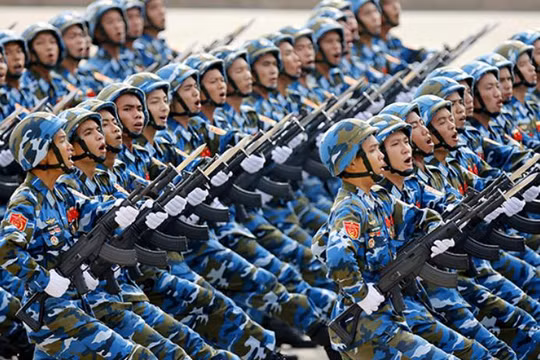 Quân đội Việt Nam tiến hành lễ diễu binh với súng trường Israel. Ảnh: Xinmin.