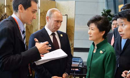 Bà Park Geun-hye và ông Putin.