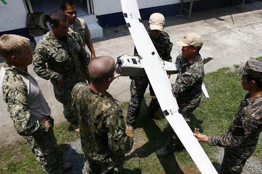 Binh lính Mỹ giảng giải cho binh lính Philippines về cách thức lắp ráp máy bay không người lái. Ảnh: Cankao