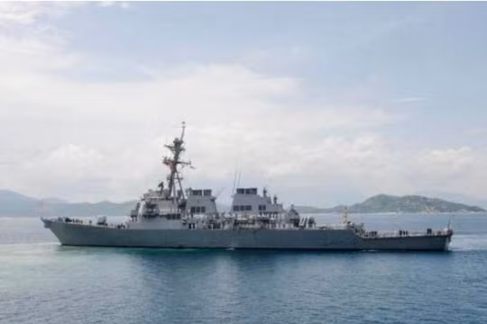 Ngày 2/10/2016, tàu khu trục tên lửa USS John S. McCain tiến vào vịnh Cam Ranh, Việt Nam. Ảnh: Cankao/Bành Bái