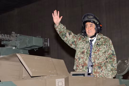 Thủ tướng Nhật Bản Shinzo Abe ngồi trên xe tăng vào ngày 27/4/2013.
