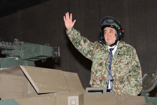 Thủ tướng Nhật Bản Shinzo Abe ngồi trên xe tăng vào ngày 27/4/2013.
