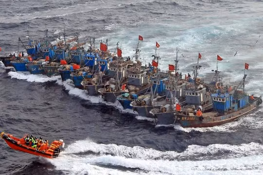 Cảnh sát biển Hàn Quốc kiên quyết tấn công hành vi đánh bắt phi pháp và chống trả bạo lực của tàu cá Trung Quốc. Ảnh: Guancha.