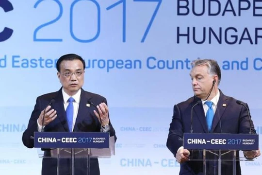 Từ ngày 27 - 28/11/2017, Thủ tướng Trung Quốc Lý Khắc Cường (bên trái) tham dự Hội nghị các nhà lãnh đạo Trung Quốc - các nước Trung và Đông Âu. Ảnh: Huanqiu.