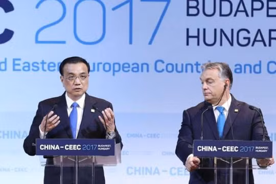 Từ ngày 27 - 28/11/2017, Thủ tướng Trung Quốc Lý Khắc Cường (bên trái) tham dự Hội nghị các nhà lãnh đạo Trung Quốc - các nước Trung và Đông Âu. Ảnh: Huanqiu.