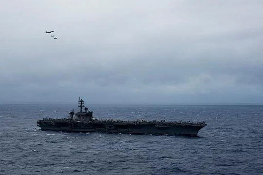 Tàu sân bay USS Carl Vinson Hải quân Mỹ đi vào vùng biển Philippines có sự hộ tống của máy bay ném bom chiến lược B-1B Lancer. Ảnh: Flickr