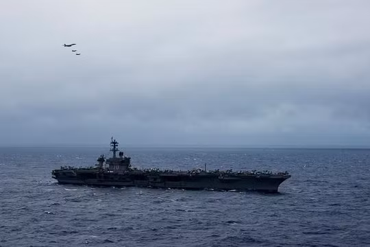 Tàu sân bay USS Carl Vinson Hải quân Mỹ đi vào vùng biển Philippines có sự hộ tống của máy bay ném bom chiến lược B-1B Lancer. Ảnh: Flickr